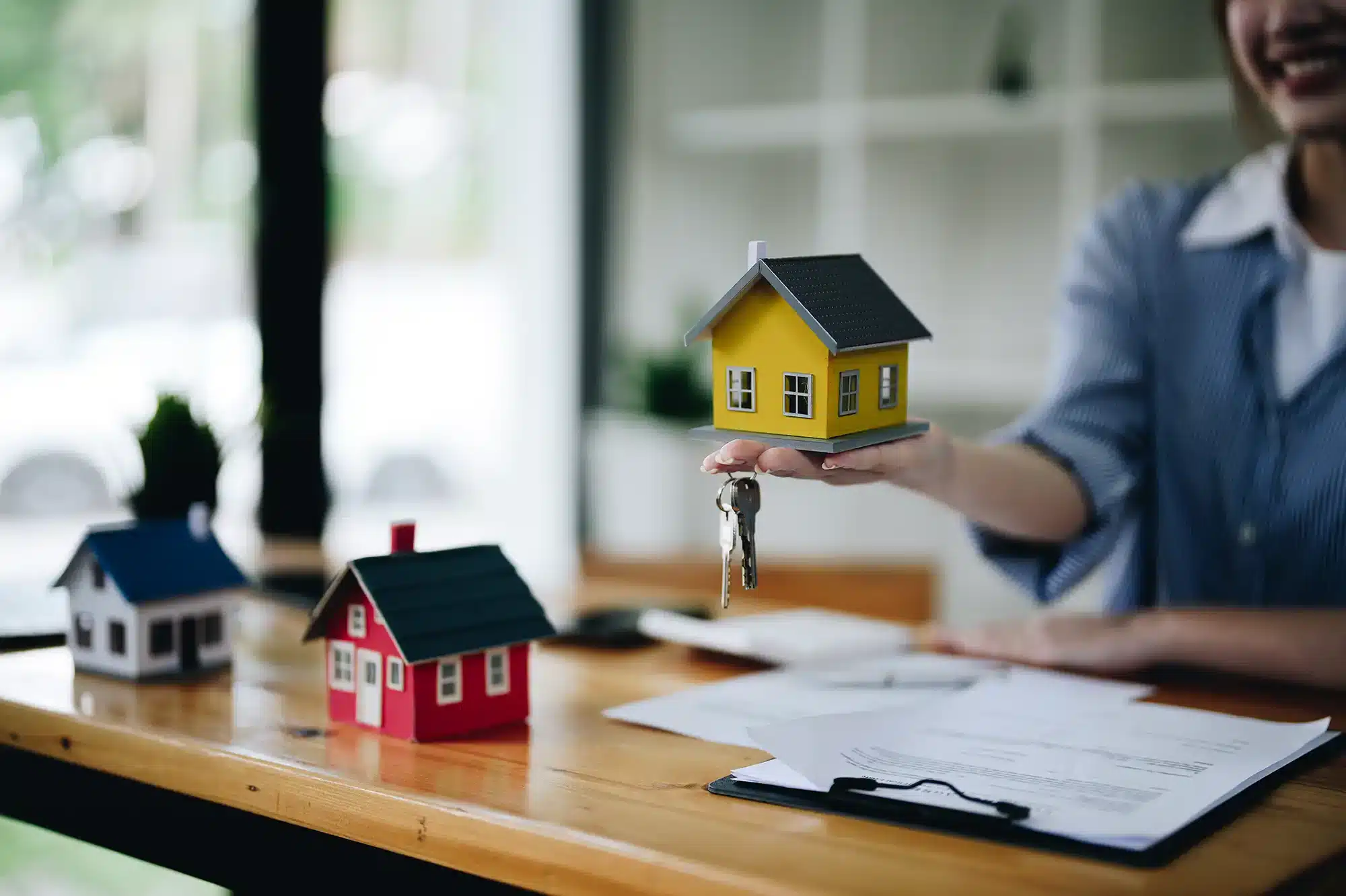 Immobilien kaufen real estate agent give keys and hoouse model home